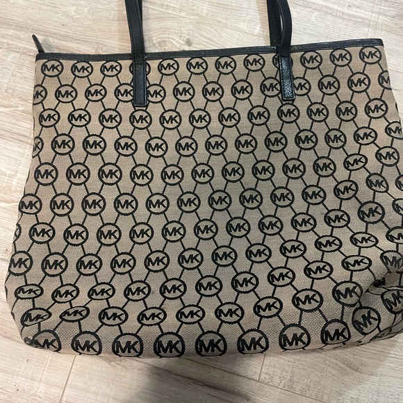 Authentic Large Michael Kors bag - Picture 2 of 16